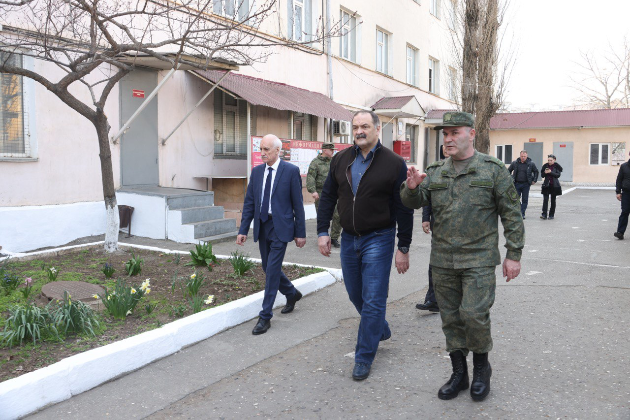 Глава Дагестана посетил Республиканский сборный пункт для призывников
